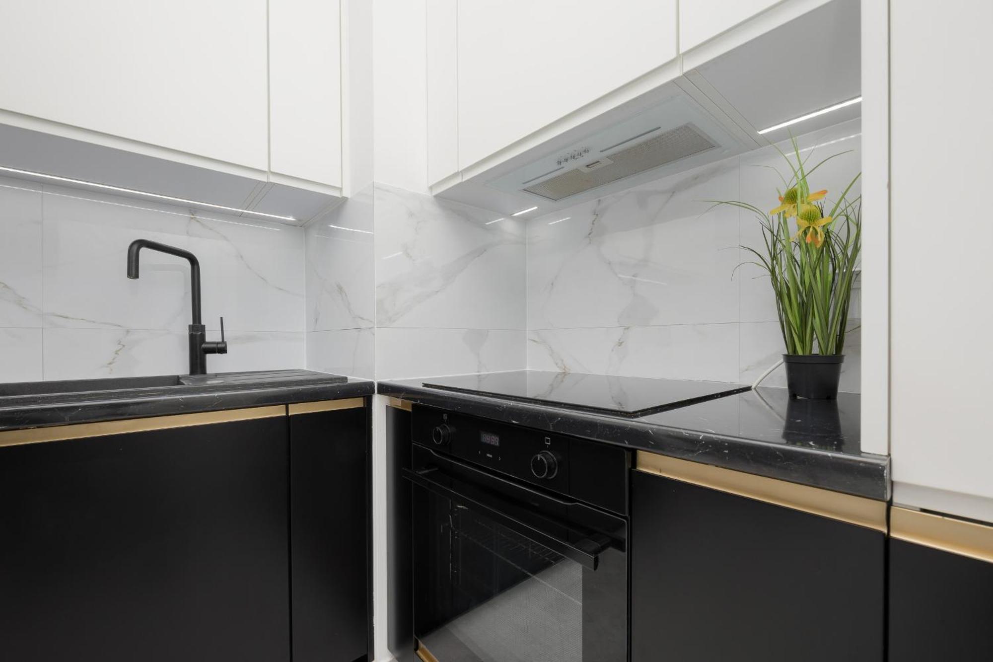 Apartment With Balcony & Parking In Warsaw By Noclegi Renters Exteriör bild